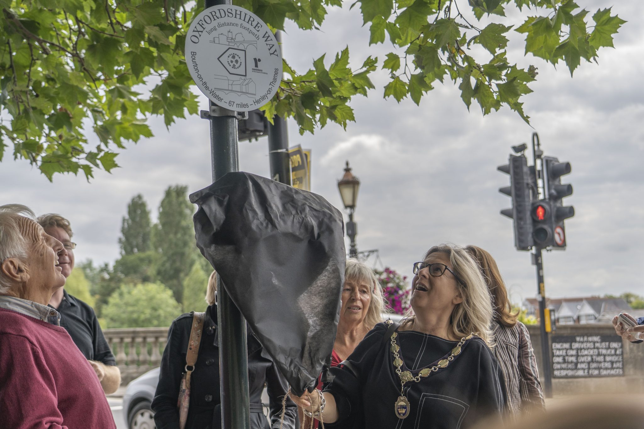 The Mayor Unveils the Oxfordshire Way Marker